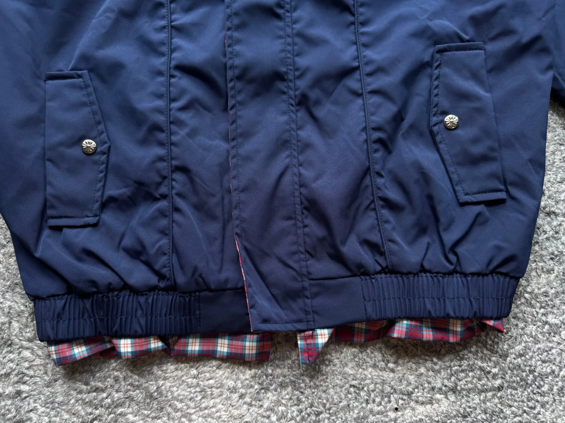 P300 💙Ralph Lauren Vintage Harrington Jacket, dark indigo with red pony logo, full of British retro feel! Soft fabric, comfortable to wear, classic fit + lapel design, plaid embellishments on cuffs and collar, great details ✨ The Harrington jacket represents low-key and approachability. In other words, it is not as rigid as a Chinese tunic suit, nor as high-end as a suit. Another point is that the Harrington jacket is adaptable. It does not look strange to wear on almost any figure or occasion. No matter you are young and handsome or you are middle-aged and fat, this style of jacket can hold up.               Color: Navy Blue Apricot Size: Length Bust Shoulder Width Sleeve Length M 68 124 57 60 L 70 128 58.5 62 XL 72 132 60 64